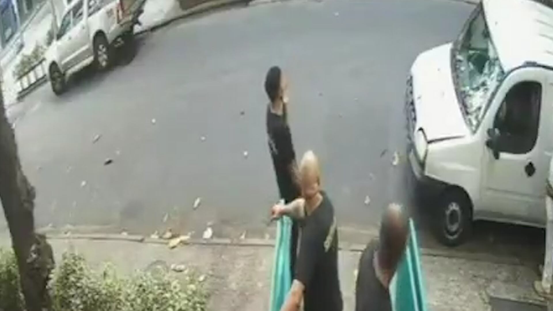 El personal del bar de Ipanema fue registrado en actitudes provocadoras hacia las mujeres argentinas en la noche del incidente