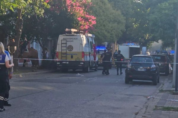 Se incendió un depósito de baños químicos en La Plata y evacuaron a decenas de vecinos