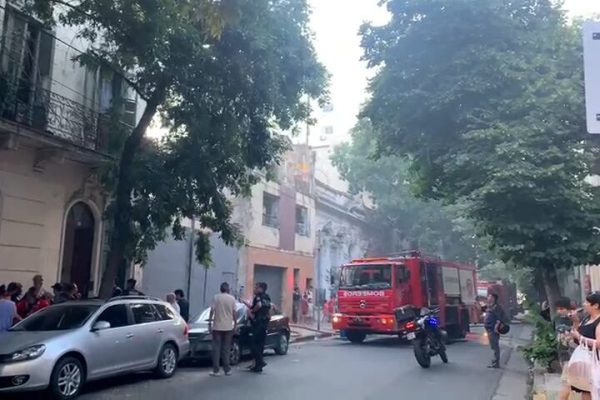 Se incendió un edificio en Monserrat y tuvieron que evacuar a 70 personas: hubo tres atenciones urgentes