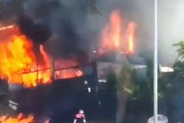 Se incendió una cervecería de Pilar: los dueños acusaron a un salón de eventos vecino por el inicio del fuego