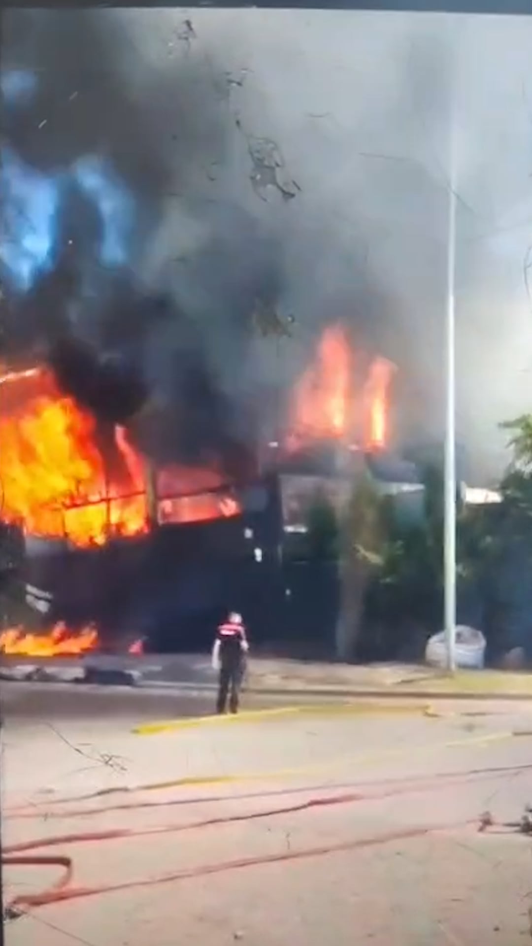 Se incendió una cervecería de Pilar: los dueños acusaron a un salón de eventos vecino por el inicio del fuego