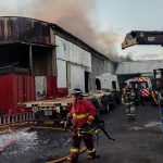 Se prendió fuego un galpón de mercadería en La Boca y hay un amplio operativo para contener las llamas