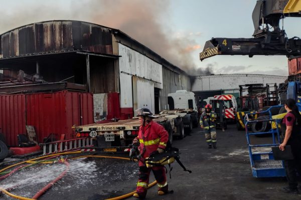 Se prendió fuego un galpón de mercadería en La Boca y hay un amplio operativo para contener las llamas