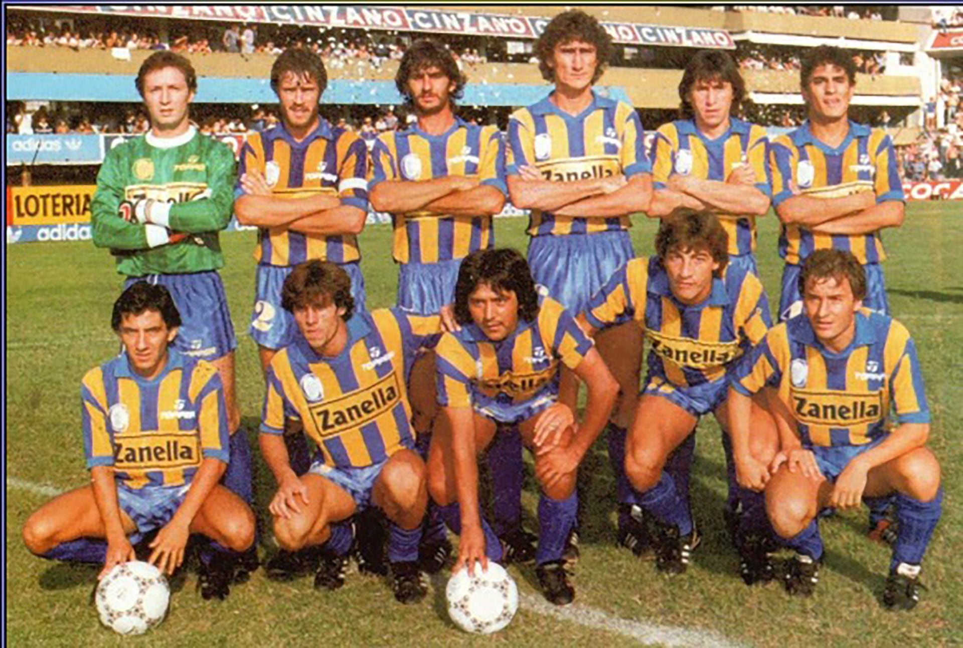 El gran equipo de Rosario Central, campeón de la temporada 1986/87, llegando desde la primera B. Parados: Alejandro Lanari, Jorge Balbis, Marcelo Toscanelli, Edgardo Bauza, Julio Pedernera y Hernán Díaz. Abajo: Osvaldo Escudero, Hugo Galloni, Omar Palma, Fernando Lanzidei y Roberto Gasparini 