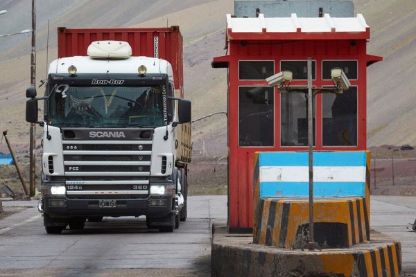Se reportaron complicaciones en la ruta que conecta a Mendoza con Chile, tras el fuerte temporal de lluvia y granizo