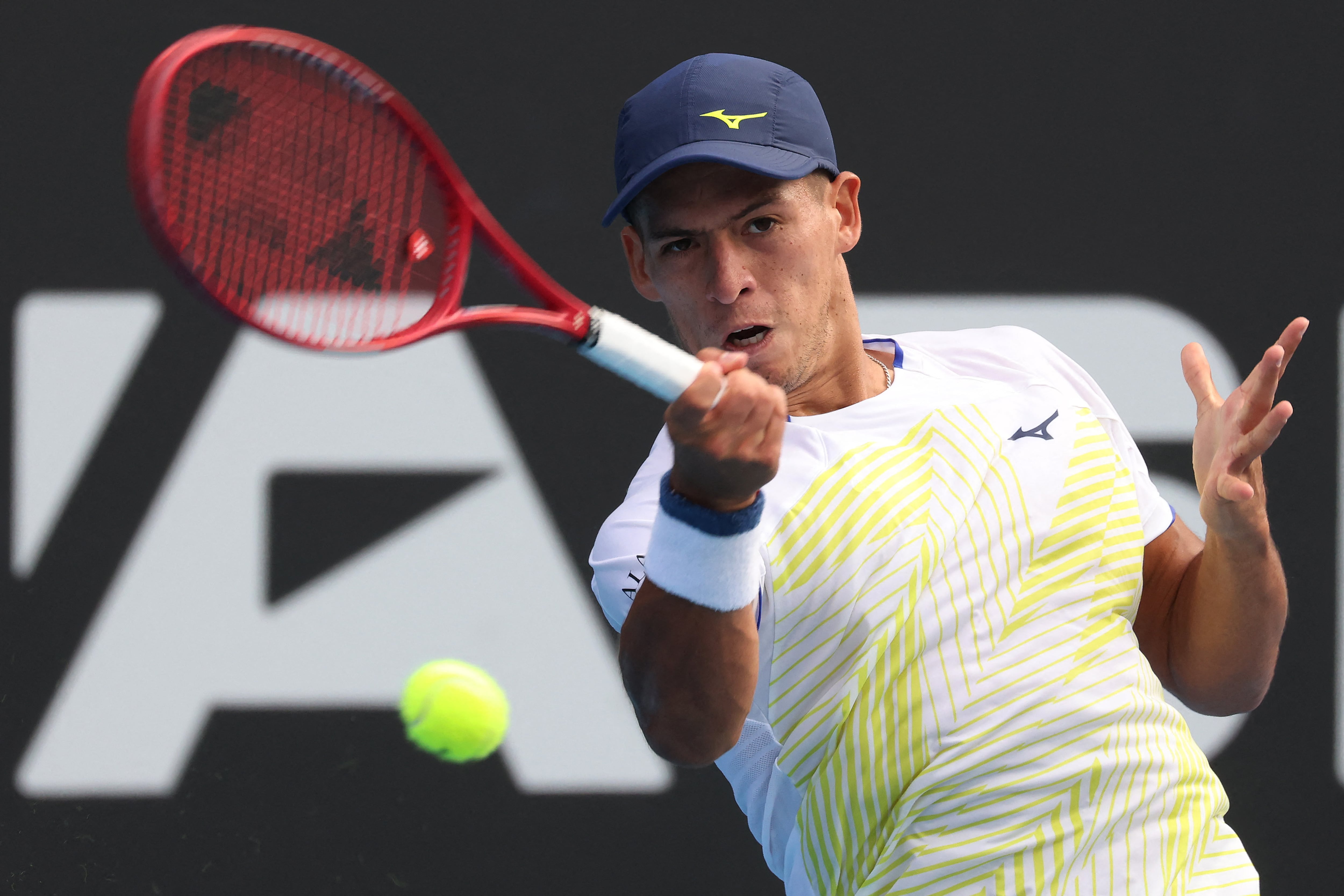 Sebastián Báez en plena acción durante la final del ATP 250 de Auckland, donde protagonizó una intensa batalla ante Jakub Mensik (Crédito: Michael Bradley / AFP)