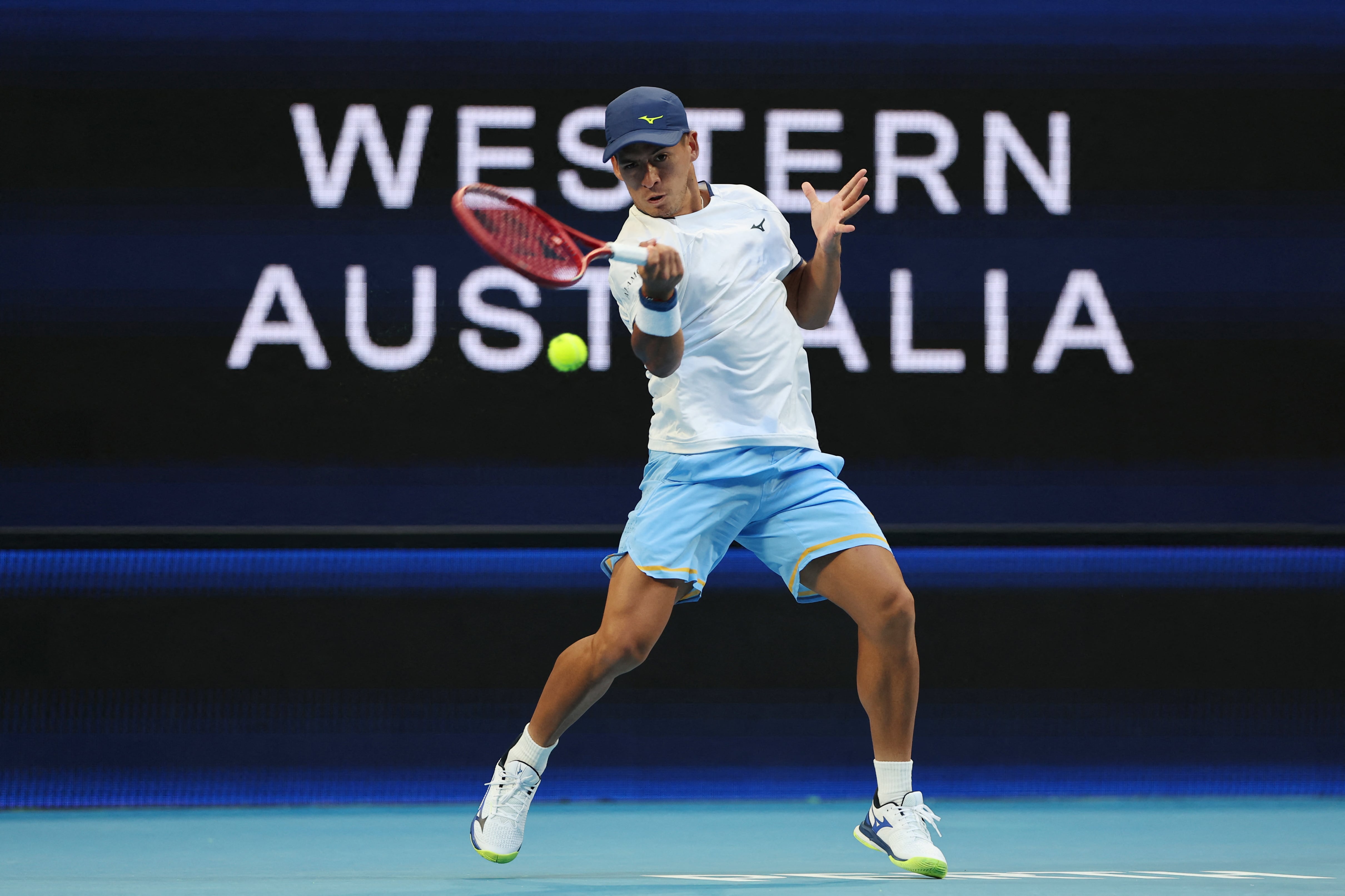 Báez desplegó su mejor tenis sobre canchas duras y avanzó a los cuartos de final, donde lo espera Ben Shelton (Crédito: Antony DICKSON / AFP)
