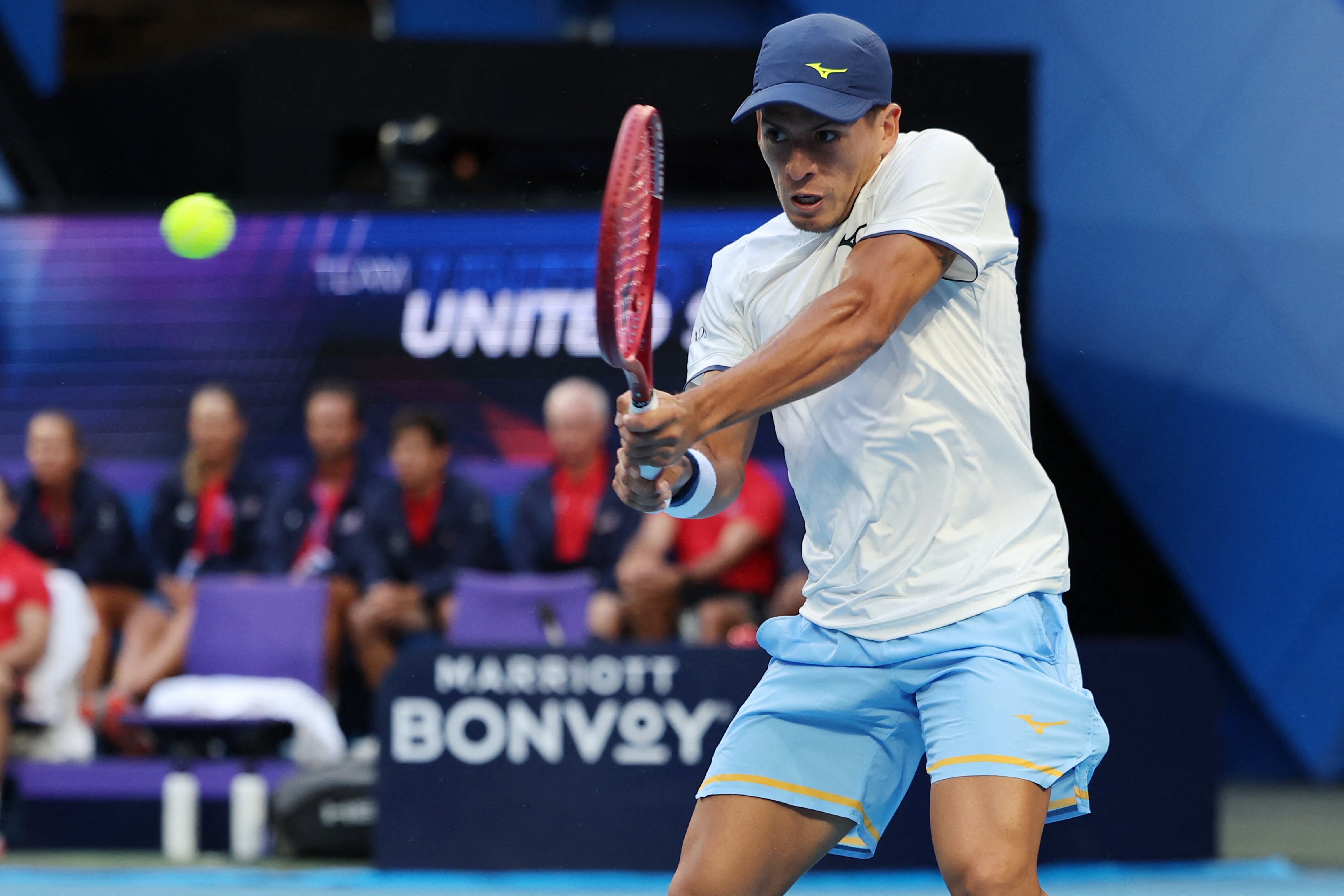 Sebastián Báez consiguió el mejor triunfo de su carrera ante el estadounidense Taylor Fritz en la United Cup (Foto: by Antony DICKSON / AFP)