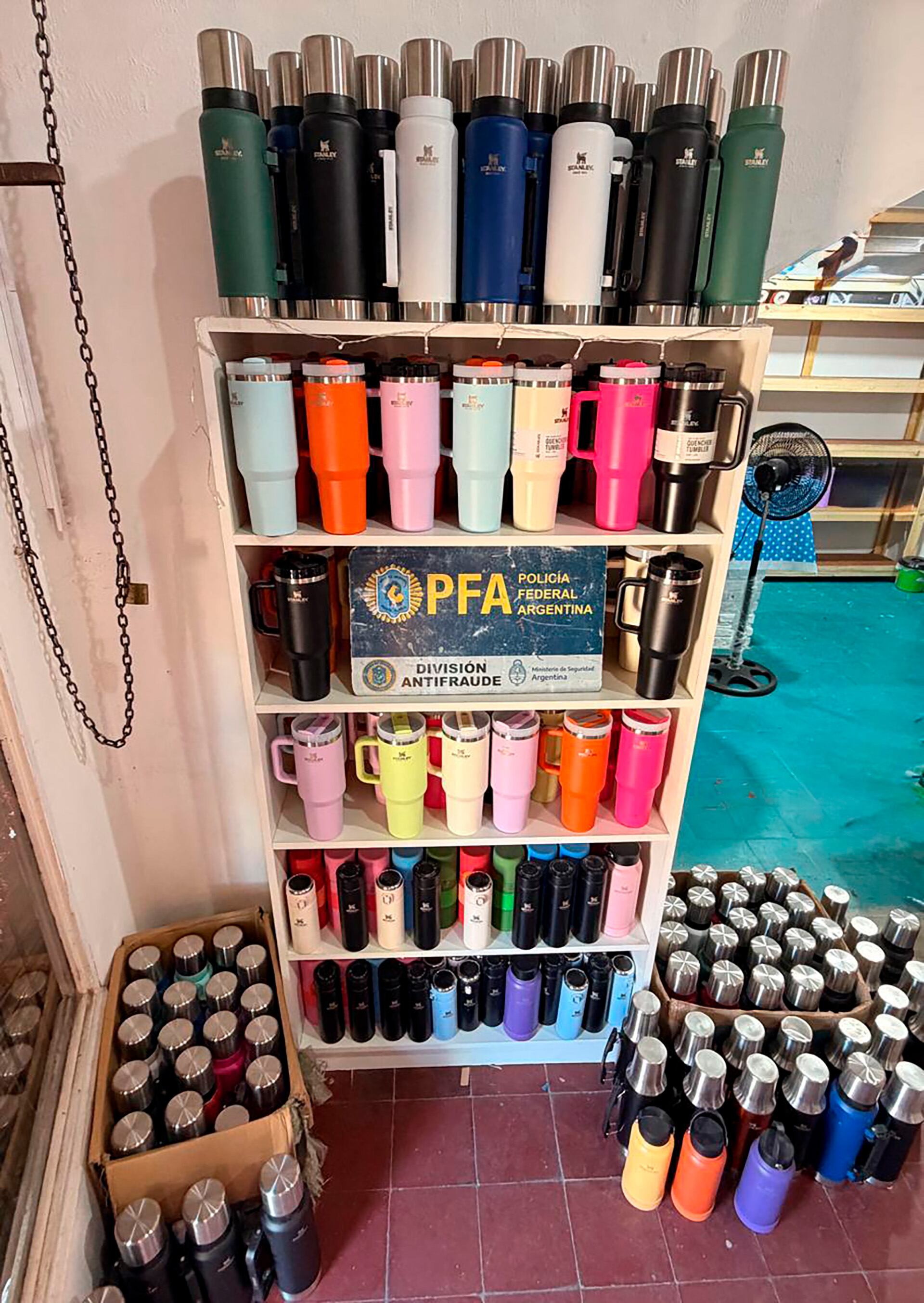 Parte de los vasos, termos, mates y botellas apócrifos