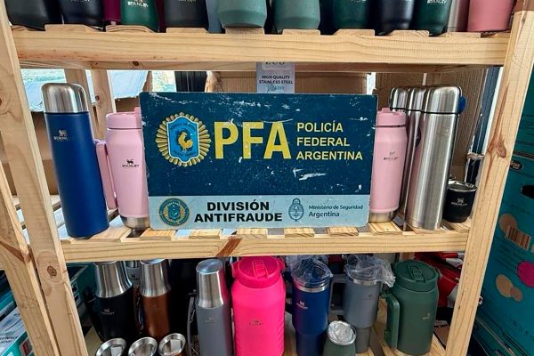 Secuestraron vasos, termos, mates y botellas falsos de una marca top: por qué son riesgosos para la salud