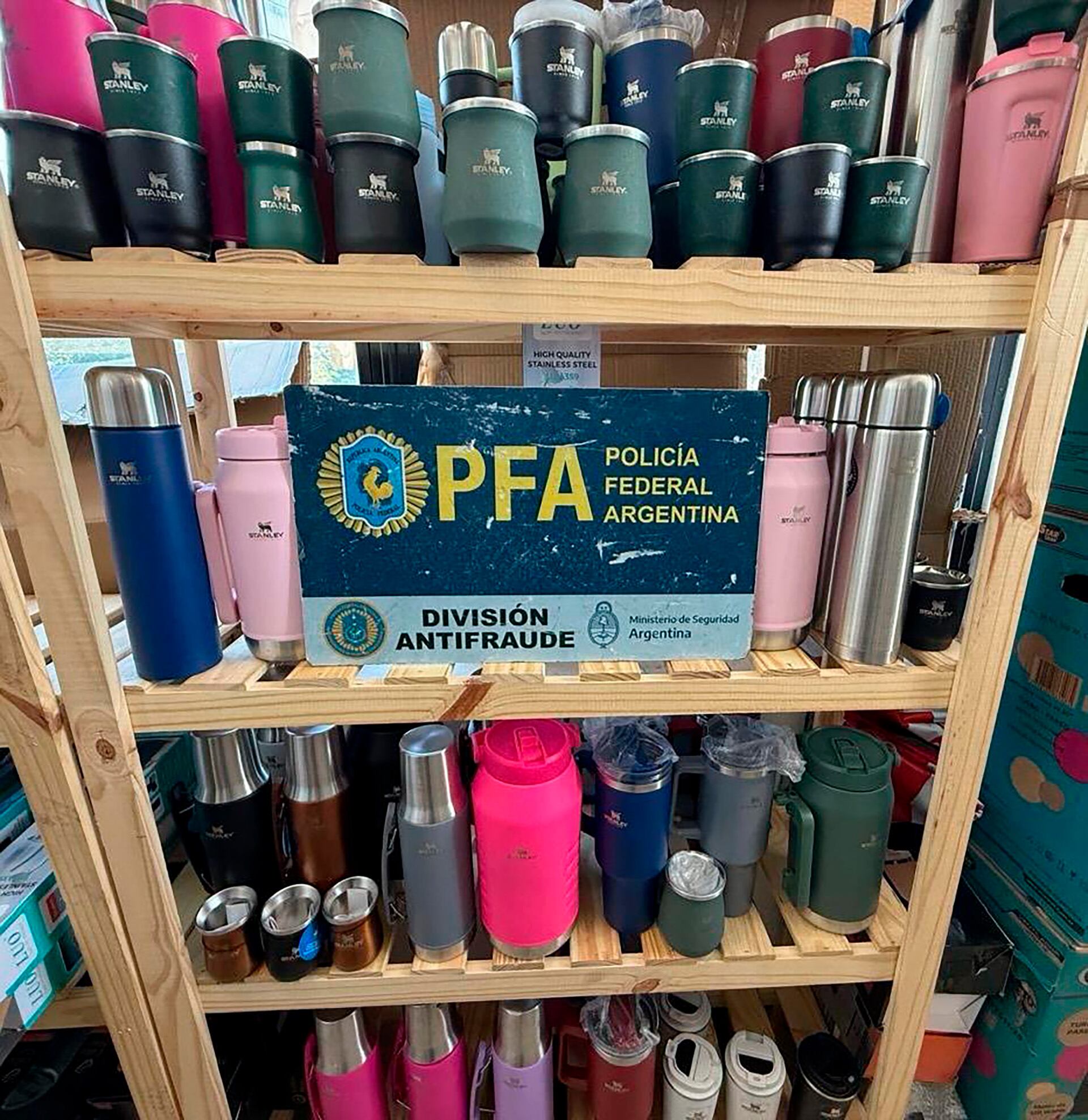 Secuestraron vasos, termos, mates y botellas falsos de una marca top: por qué son riesgosos para la salud