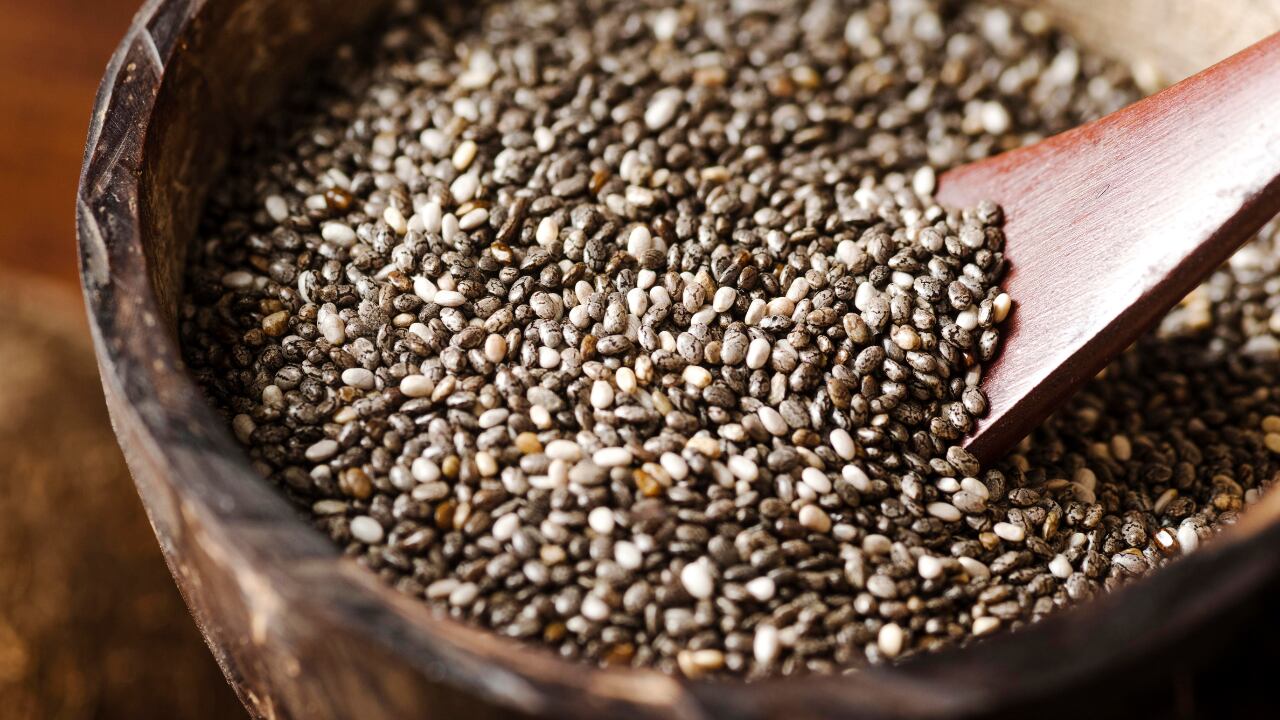 Las semillas de chía destacan como superalimento por su aporte de fibra, proteínas y minerales esenciales para una dieta equilibrada (Freepik)