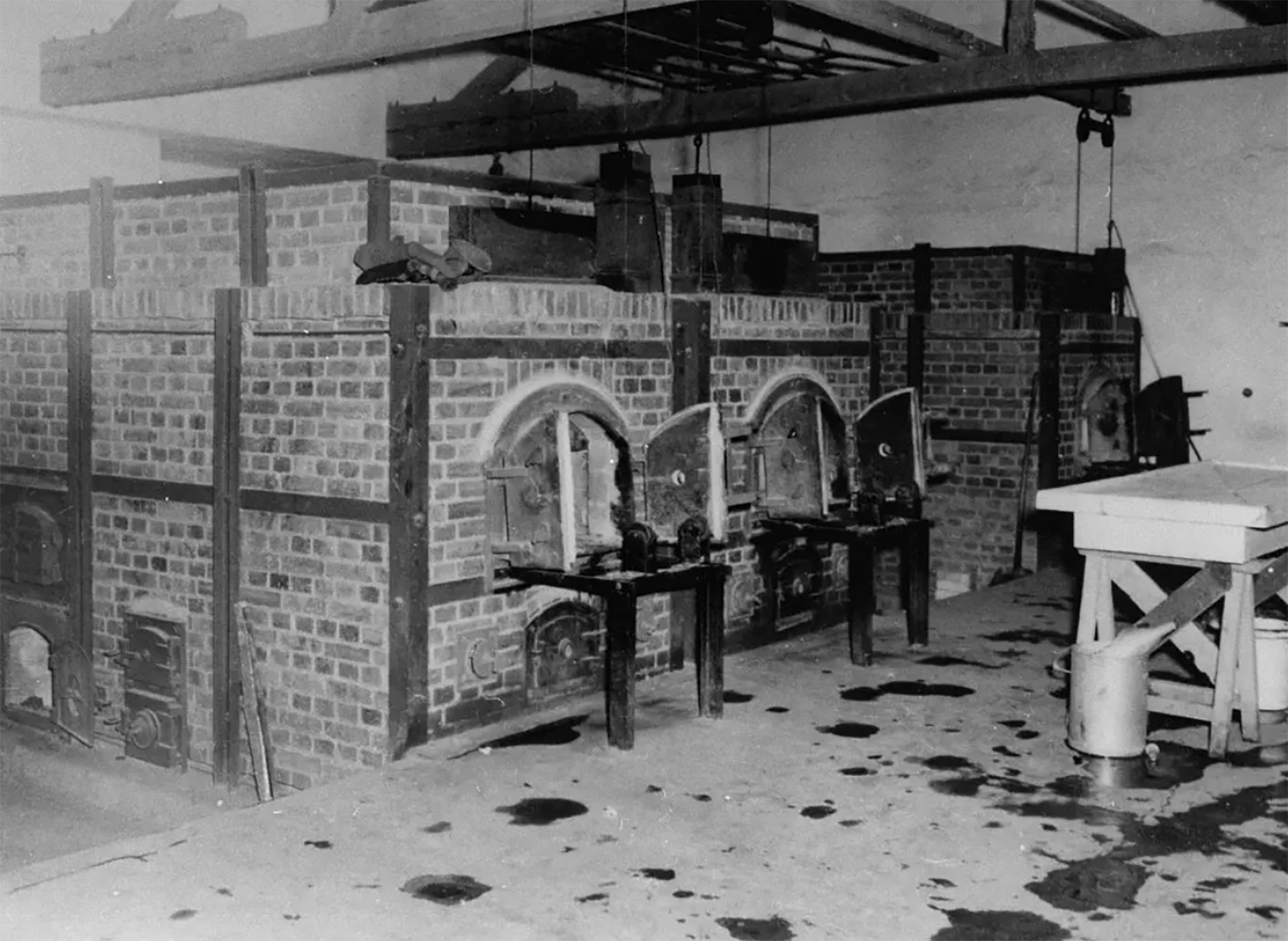 Aunque los dibujos de los sobrevivientes de Dachau son raros, los fotógrafos capturaron imágenes de la maquinaria de muerte utilizada por los nazis, como el crematorio que Stonehouse también representó con carbón