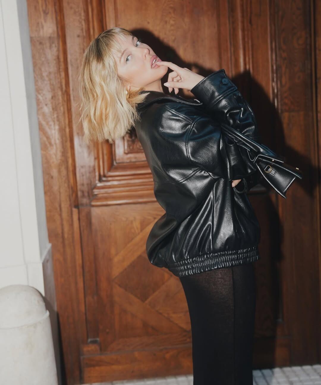 Sofía hizo una sesión de fotos con un look total black para mostrar el cambio de look 