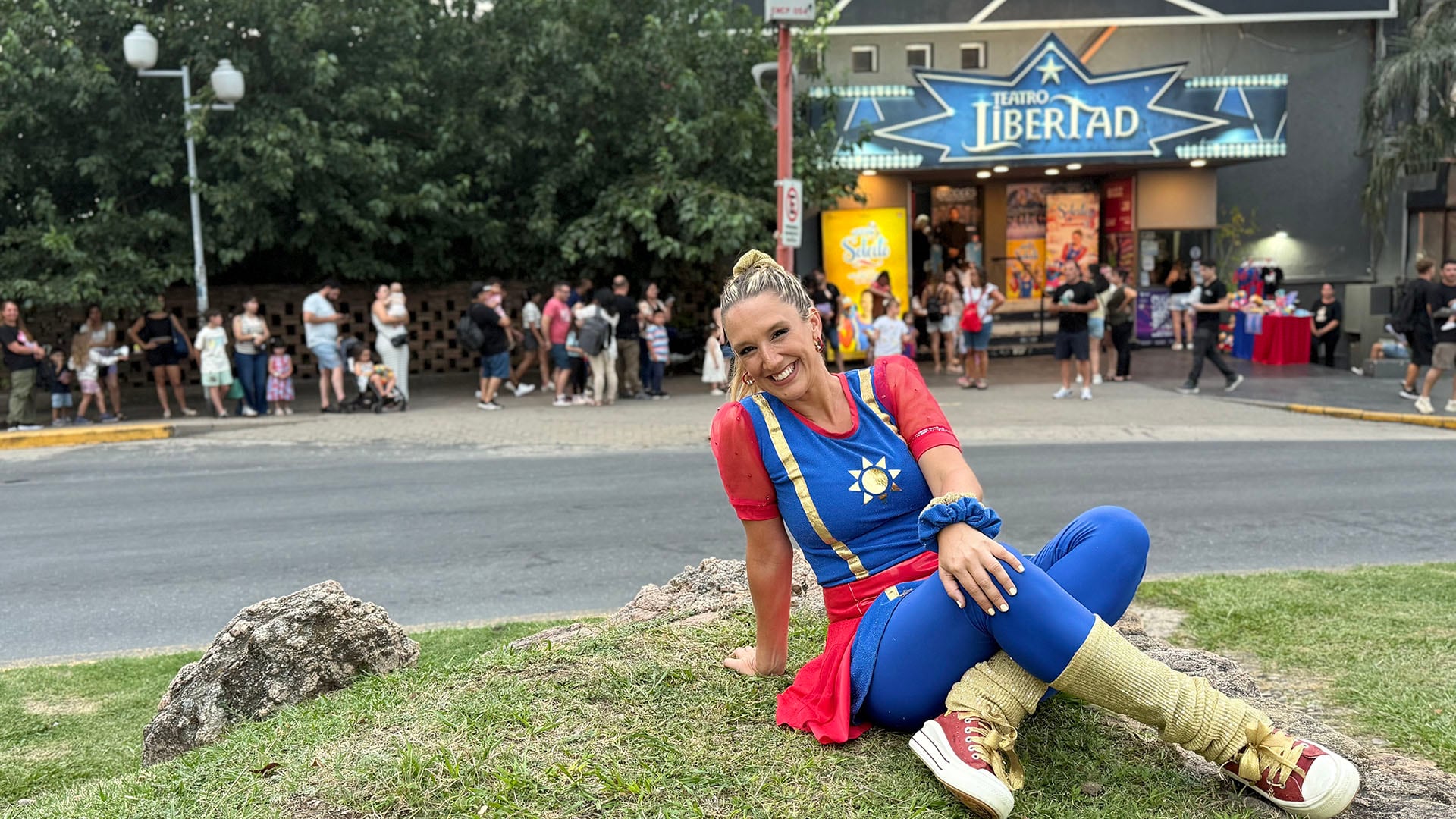 Solcito Fijo con el fondo del Teatro Libertad, su residencia durante el verano en Carlos Paz (Fotos: Gentileza Solcito Fijo)