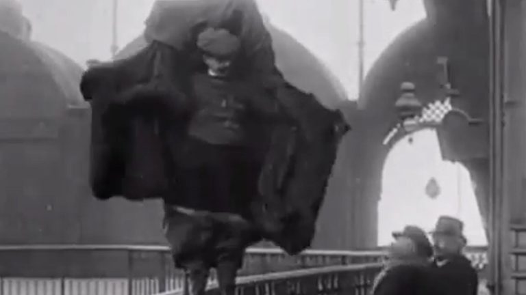 Soñó con volar, cosió su propio traje y saltó de la Torre Eiffel: la tragedia de Franz Reichelt