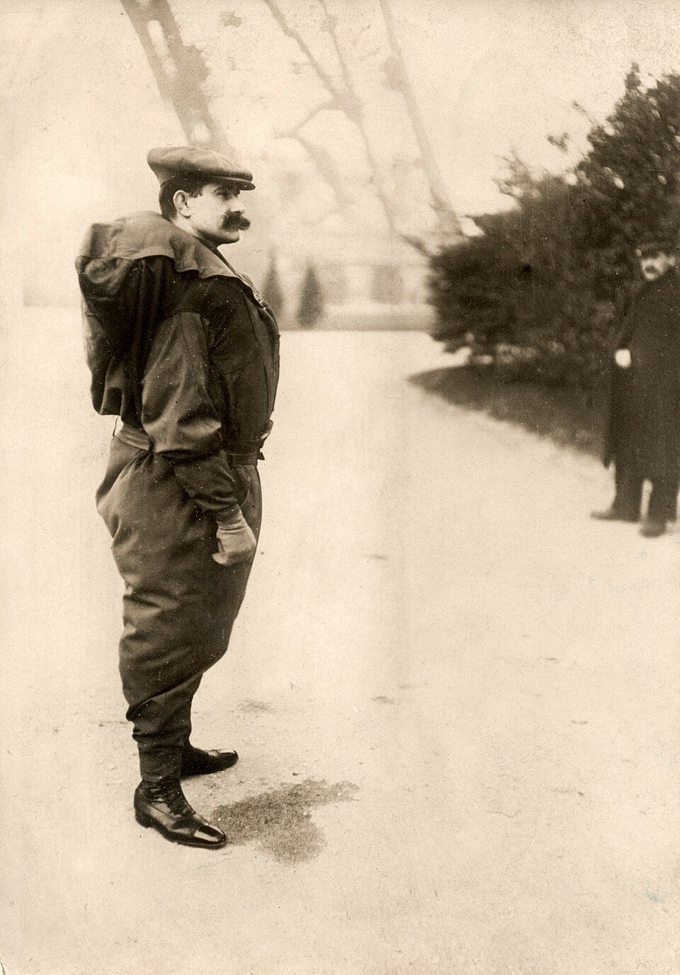 Reichelt lució el traje al pie de la Torre Eiffel poco antes de su fatal caída (Wikimedia)