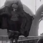 Soñó con volar, cosió su propio traje y saltó de la Torre Eiffel: la tragedia de Franz Reichelt