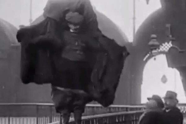 Soñó con volar, cosió su propio traje y saltó de la Torre Eiffel: la tragedia de Franz Reichelt