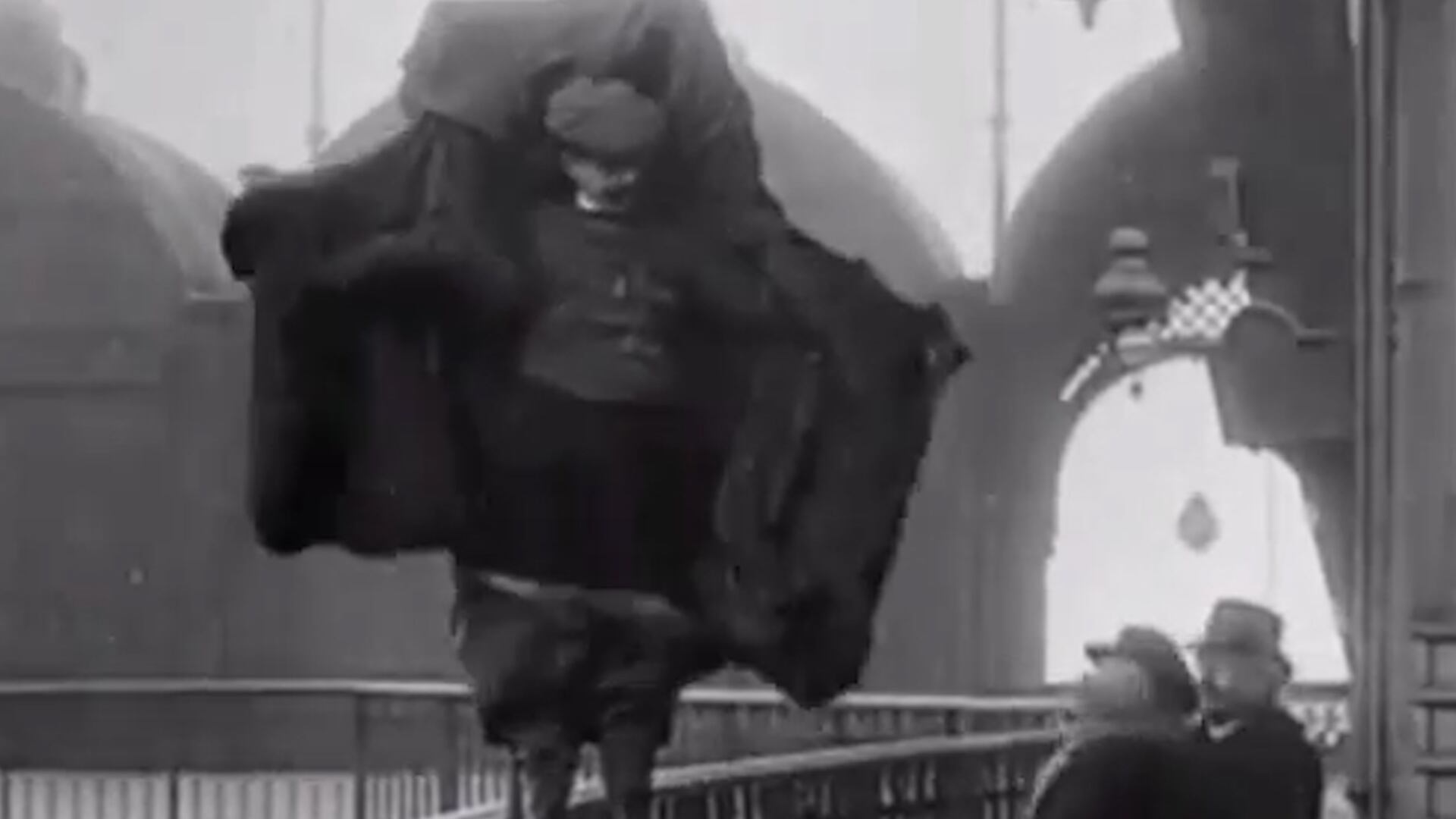 Soñó con volar, cosió su propio traje y saltó de la Torre Eiffel: la tragedia de Franz Reichelt