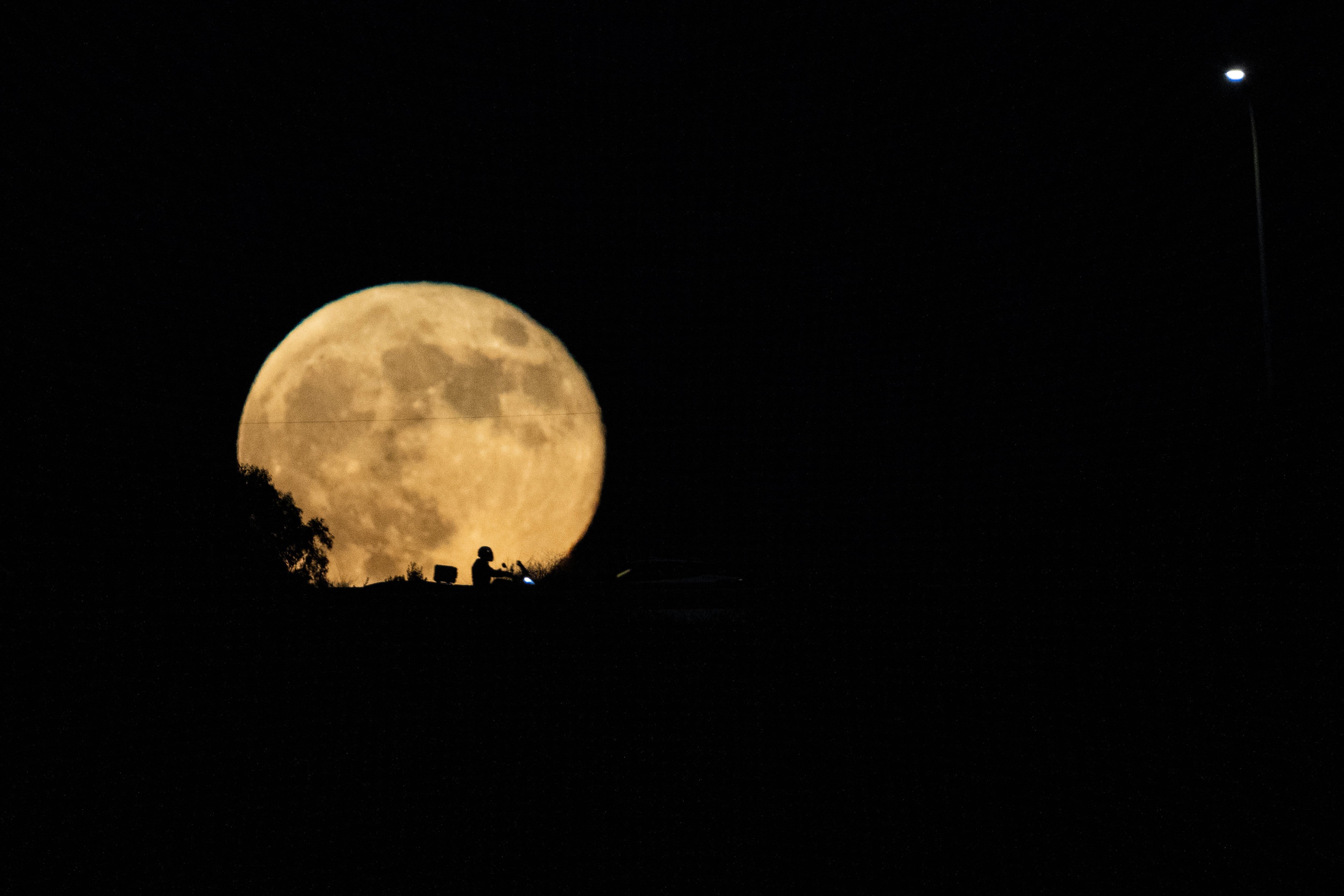 La superluna coincide con el perigeo, el punto más cercano de la órbita lunar a la Tierra (AP Foto/Ariel Schalit, Archivo)