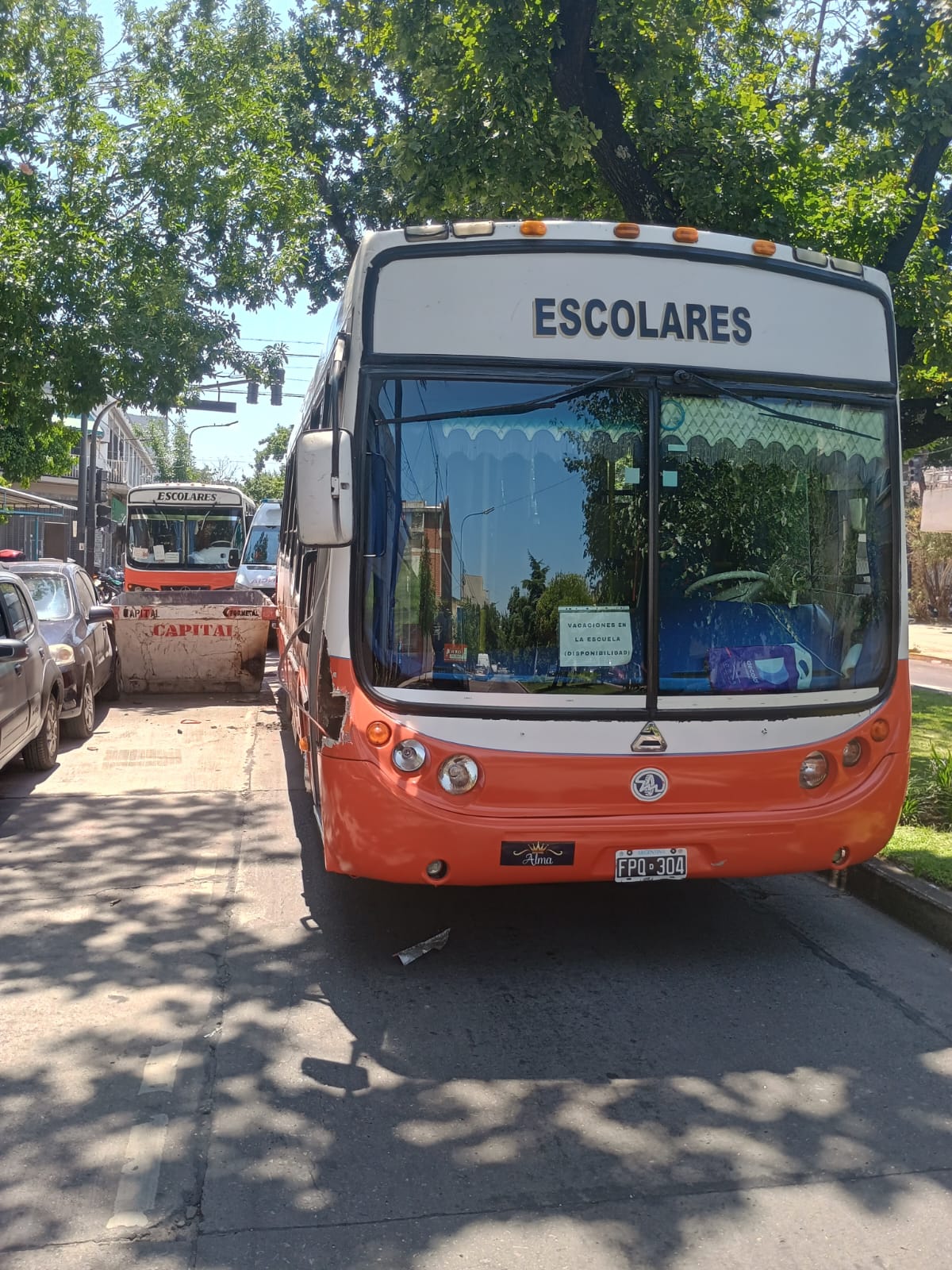 Un colectivo escolar con 28 niños impactó contra un contenedor en Avenida Asamblea y Carabobo, generando alarma en Parque Chacabuco