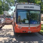 Susto en Parque Chacabuco: un colectivo escolar con 28 niños chocó contra un contenedor