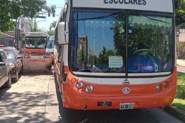 Susto en Parque Chacabuco: un colectivo escolar con 28 niños chocó contra un contenedor