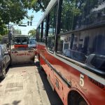 Susto en Parque Chacabuco: un colectivo escolar con 28 niños chocó contra un contenedor