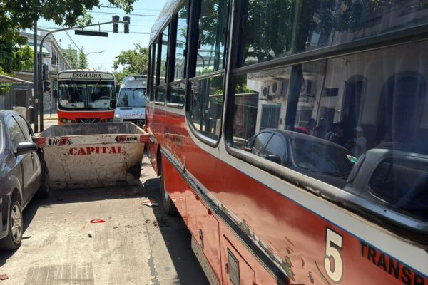 Susto en Parque Chacabuco: un colectivo escolar con 28 niños chocó contra un contenedor