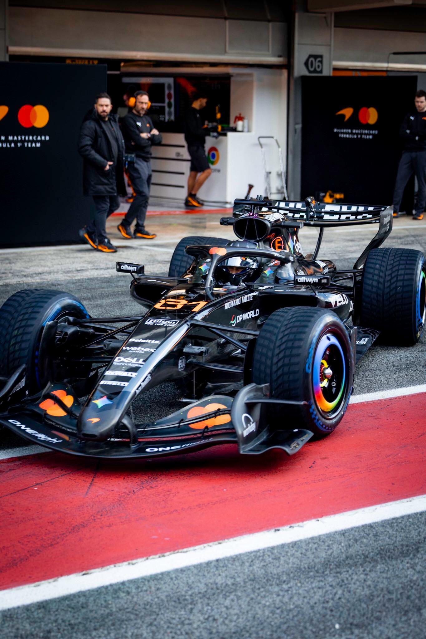 El flamante MCL40 del campeón McLaren con un diseño negro, ya que todavía no dieron a conocer su livery oficial (Foto: @McLarenF1)