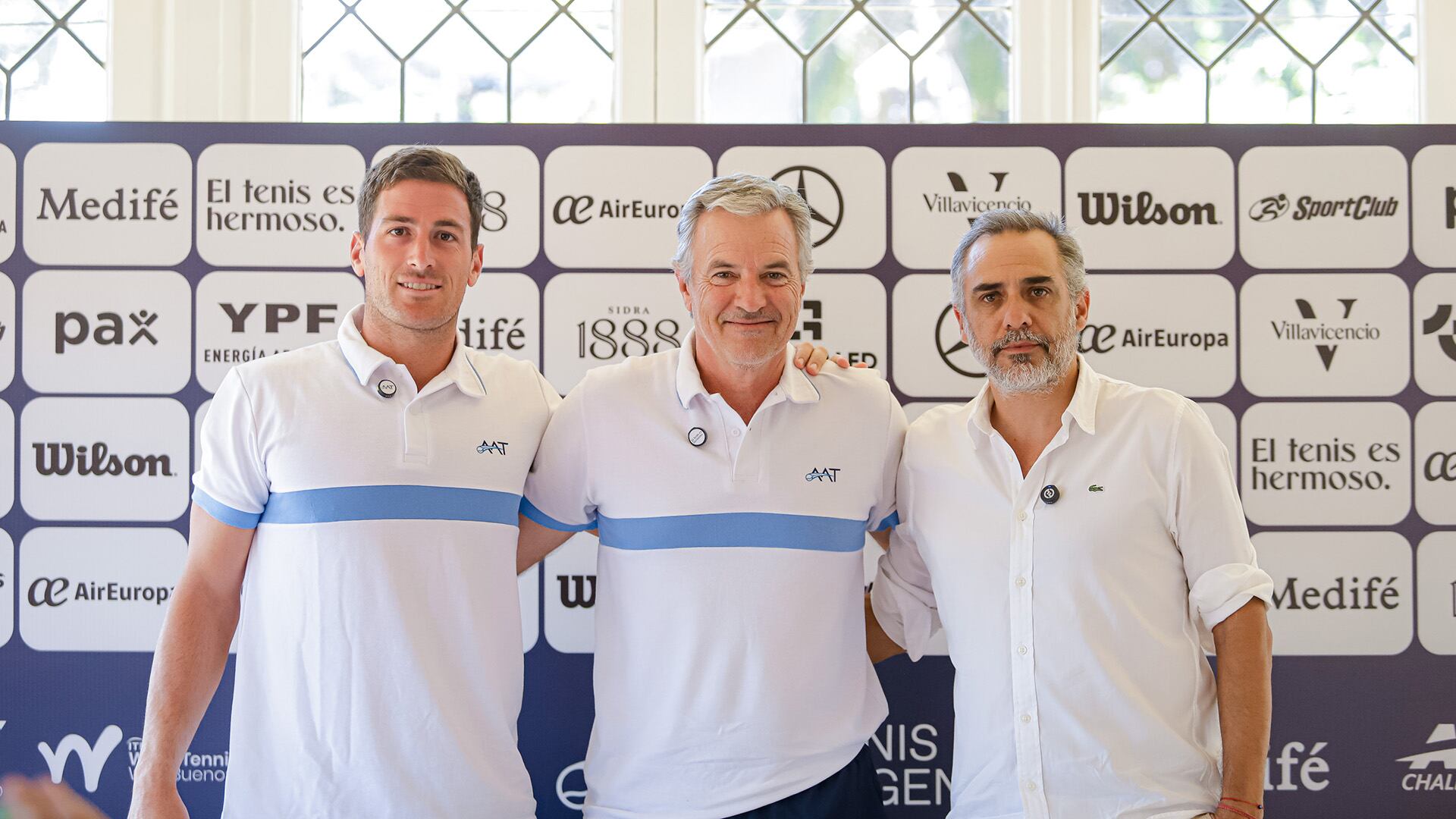 Javier Frana junto a Federico Gómez, uno de los jugadores convocados, y Mariano Zabaleta, vicepresidente de la AAT (Fuente Omar Rasjido / Prensa AAT)