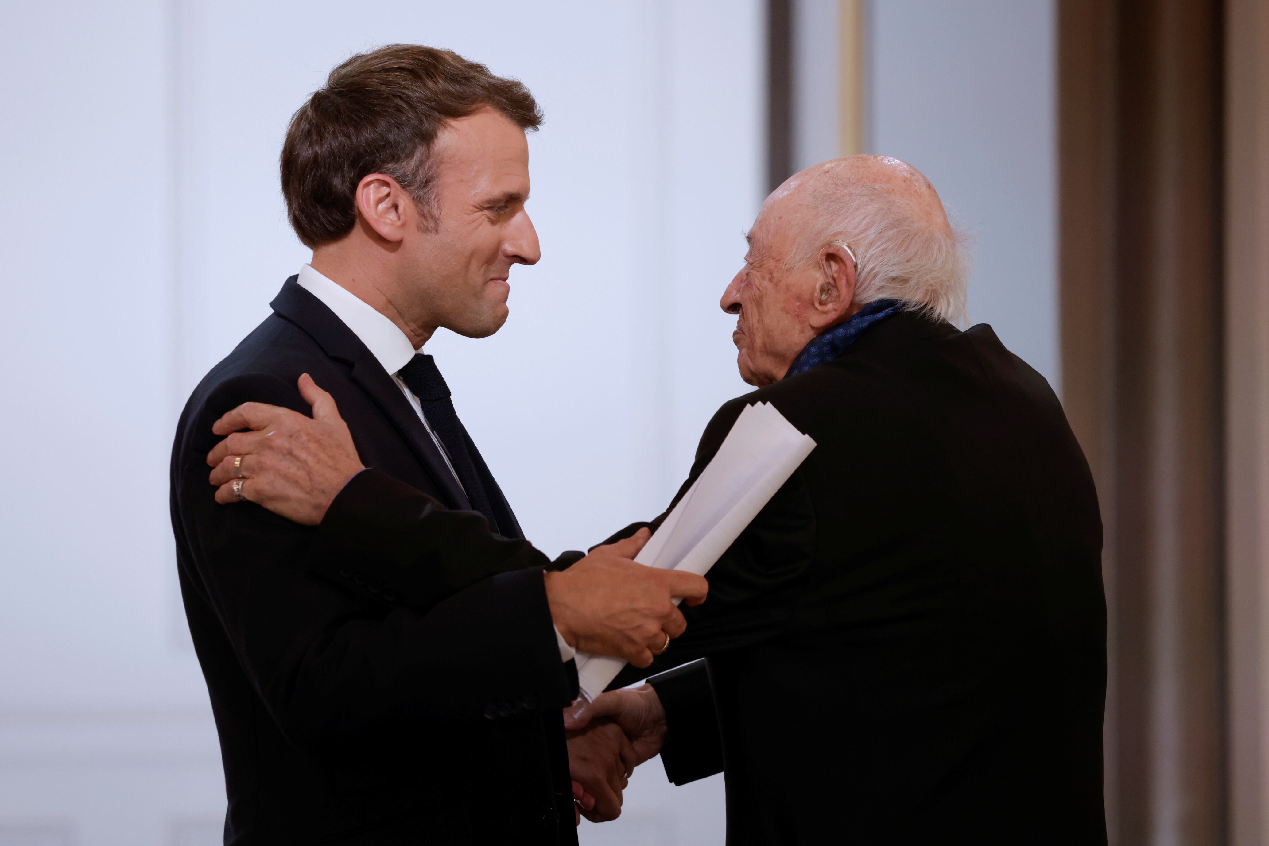 Edgar Morin, con Emmanuel Macron, en 2021. (Yoan Valat/ Pool via REUTERS)