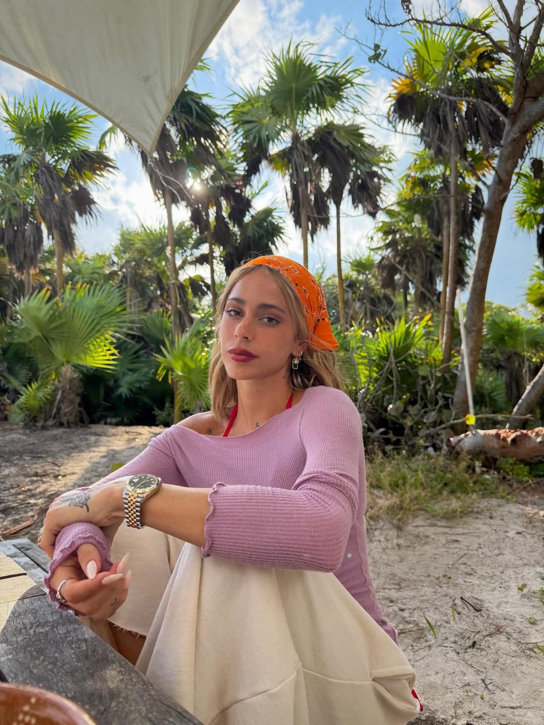 Tini disfrutó de largos momentos de relax junto a sus amigas en una exclusiva playa del Caribe