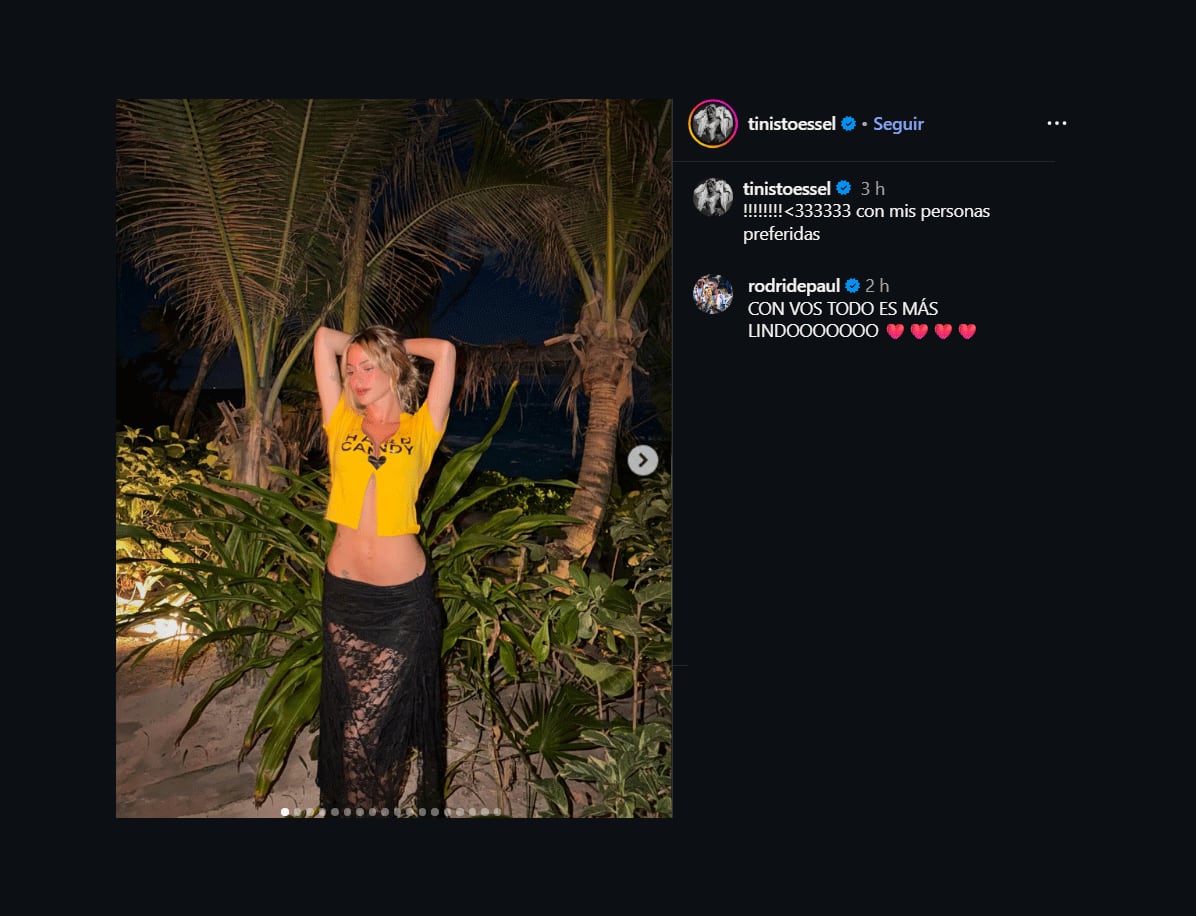 Tini Stoessel, radiante, posó de noche entre palmeras y vegetación tropical en una de las postales más comentadas del viaje
