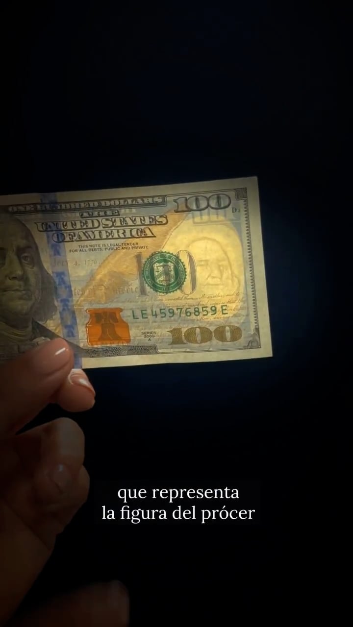 El segundo paso es mirar a trasluz la marca de agua para detectar la figura, algo difícil de replicar en un billete apócrifo