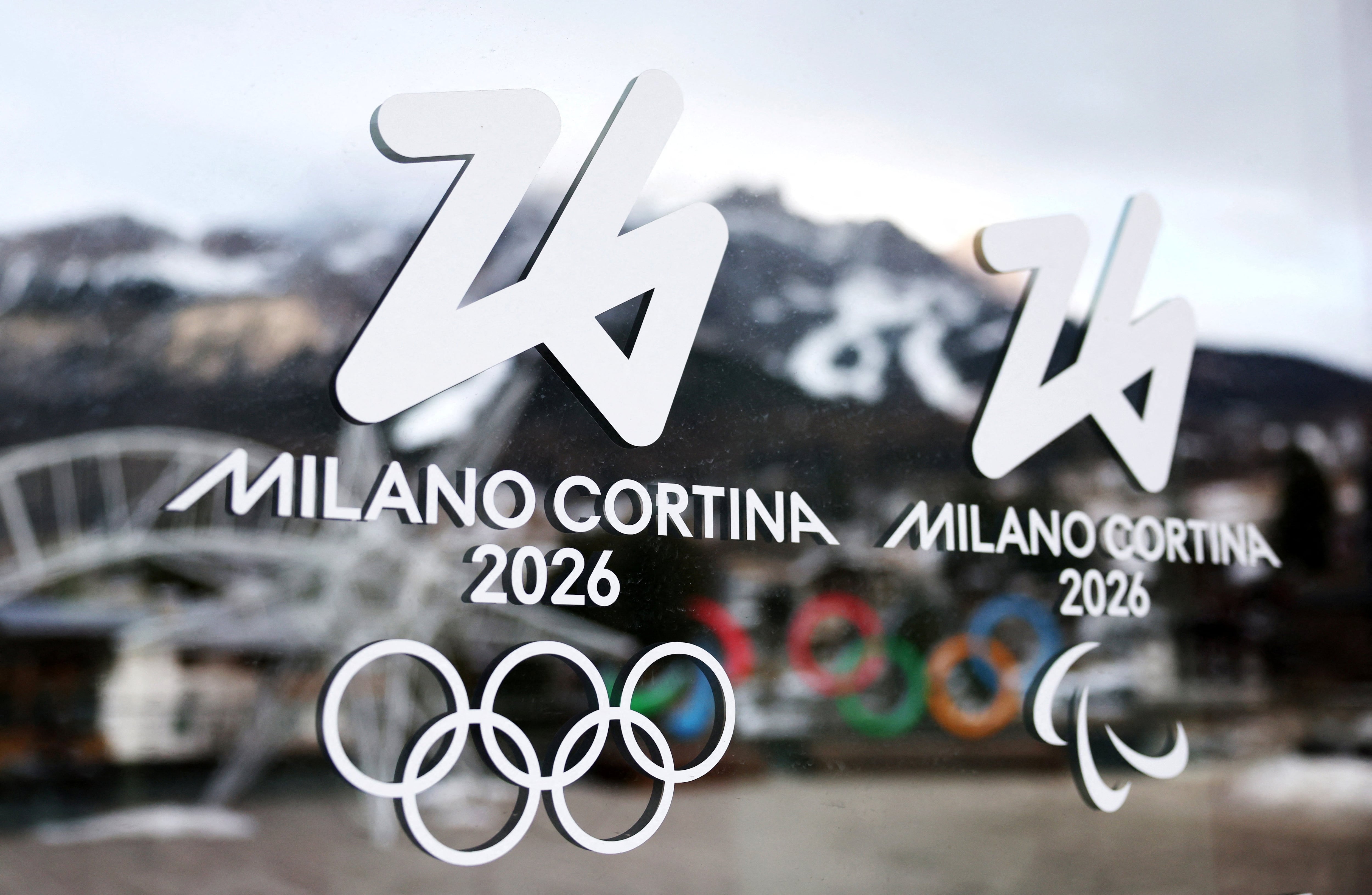 Los logos de los Juegos Olímpicos y Paralímpicos de Milano-Cortina 2026 (REUTERS/Claudia Greco)