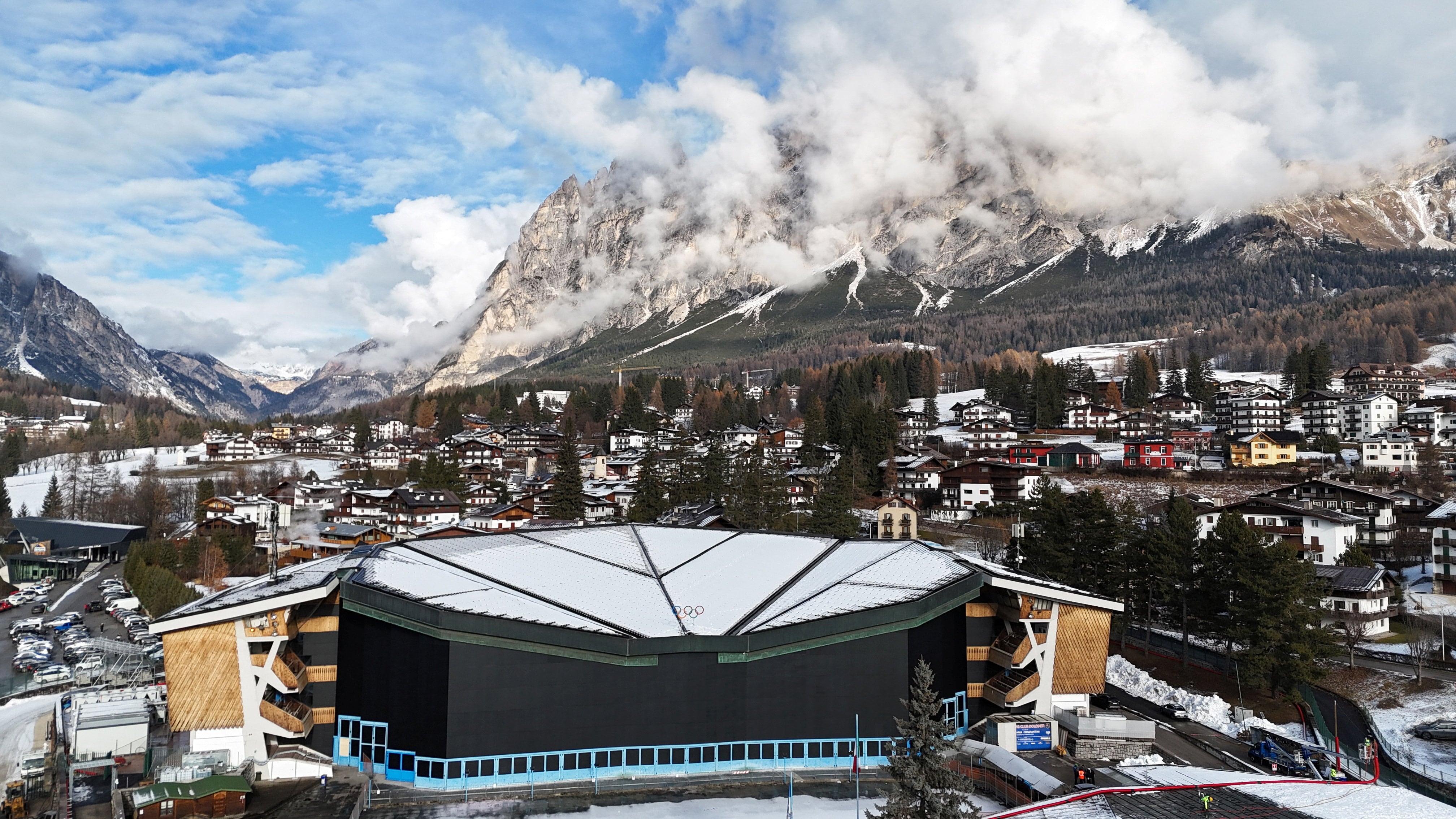 Una postal del Cortina Curling Olympic Stadium y la montaña Cristallo, una de las sedes de los Juegos Olímpicos de Invierno (REUTERS/Claudia Greco)