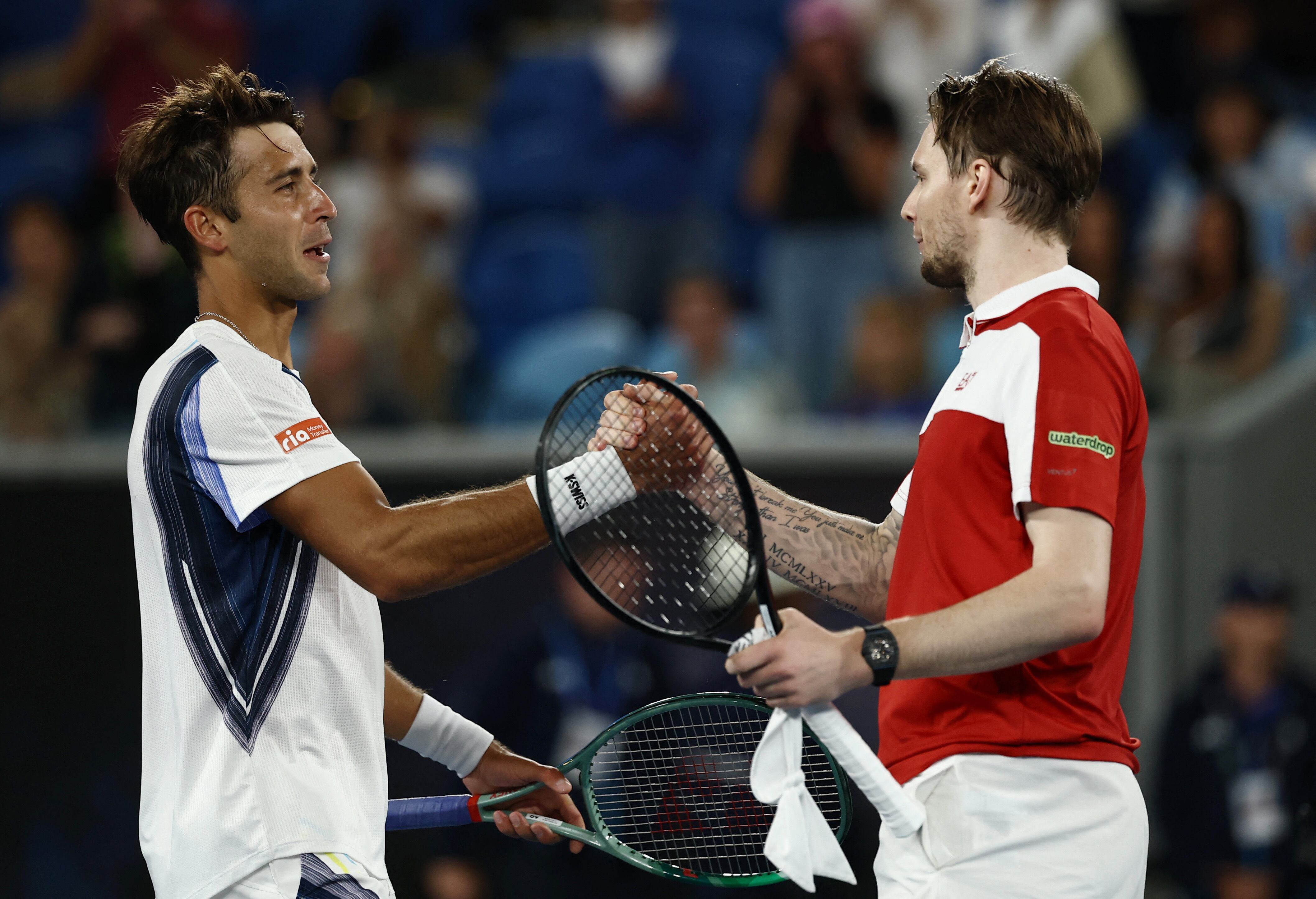 Tomás Etcheverry y Alexander Bublik se saludan luego del partido. El kazajo impuso su jerarquía en los momentos clave (Fuente: REUTERS/Tingshu Wang)