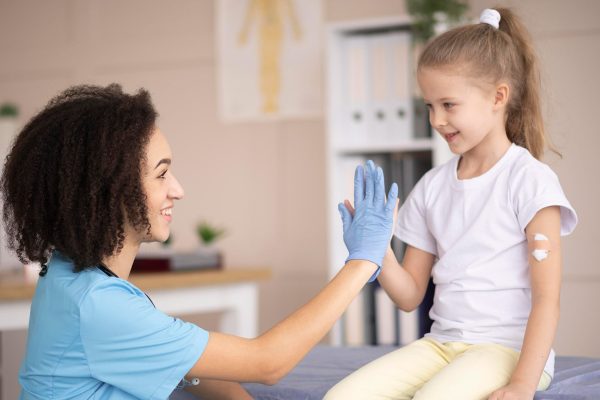 Tos convulsa: un nuevo estudio confirma que la vacuna en embarazadas fortalece el sistema inmune de los bebés