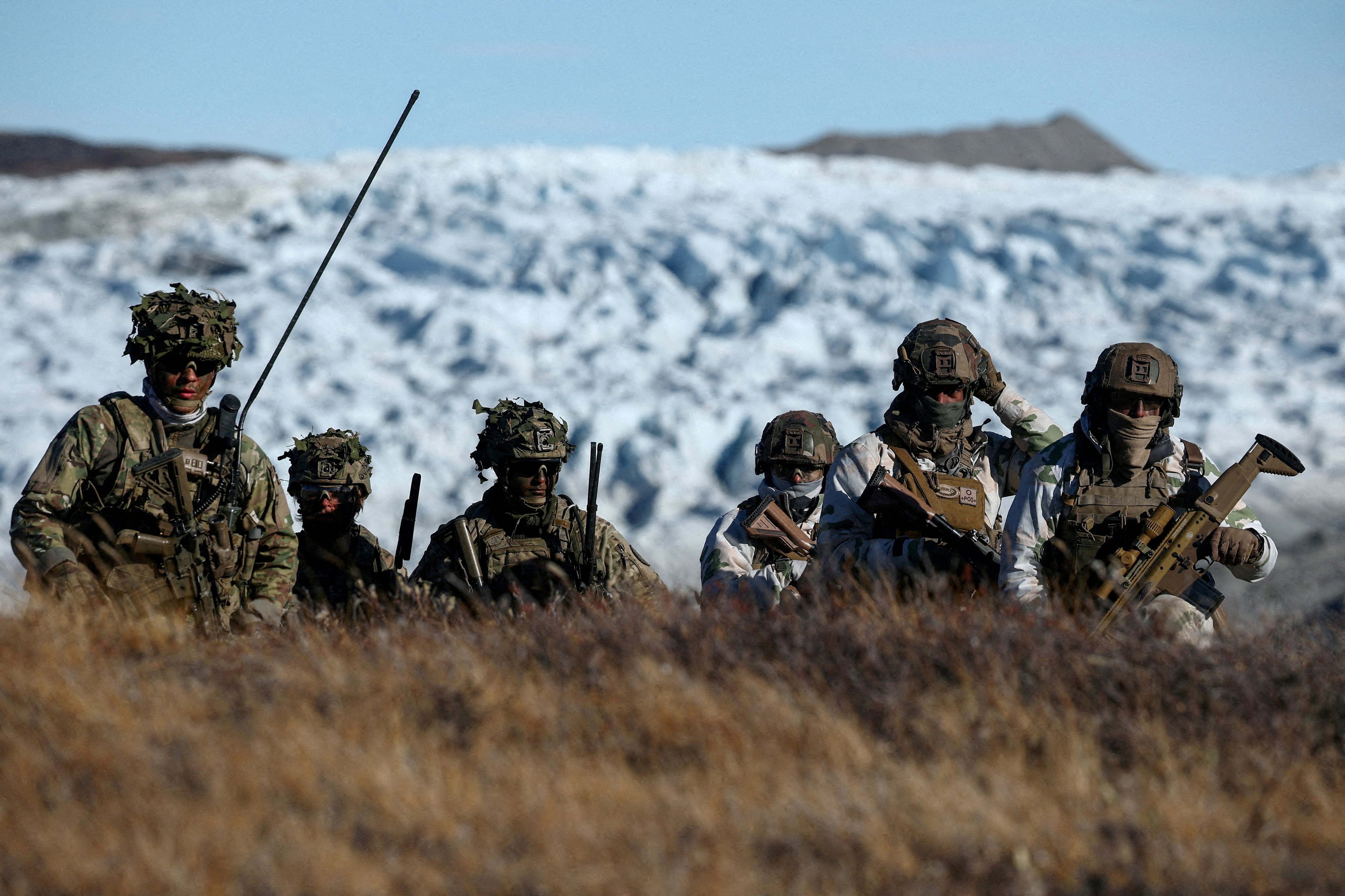 Las tropas danesas practican la búsqueda de posibles amenazas durante un ejercicio militar mientras las unidades de la guardia nacional danesa, sueca y noruega, junto con tropas danesas, alemanas y francesas, participan en ejercicios militares conjuntos en Kangerlussuaq, Groenlandia, el 17 de septiembre de 2025. REUTERS/Guglielmo Mangiapane