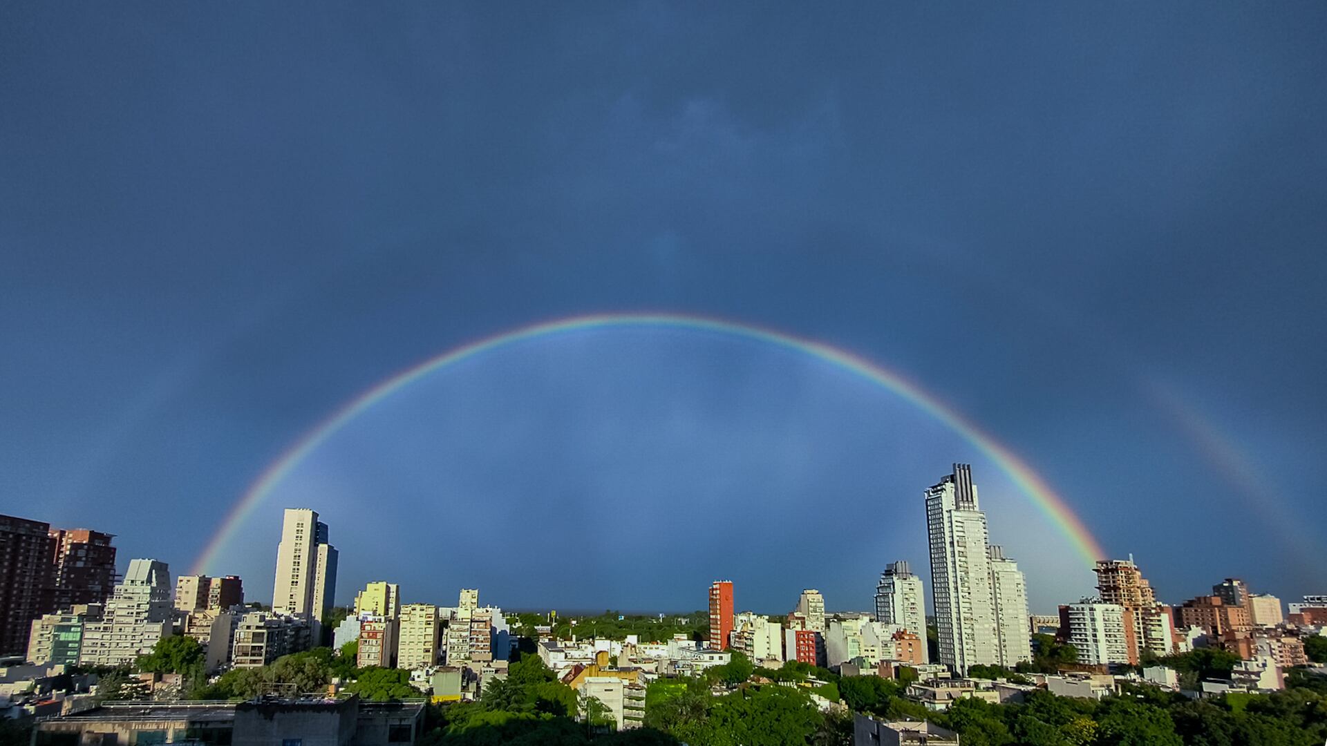 Tras la lluvia, se pudo ver el arcoíris en la Ciudad de Buenos Aires (Adrian Escandar)