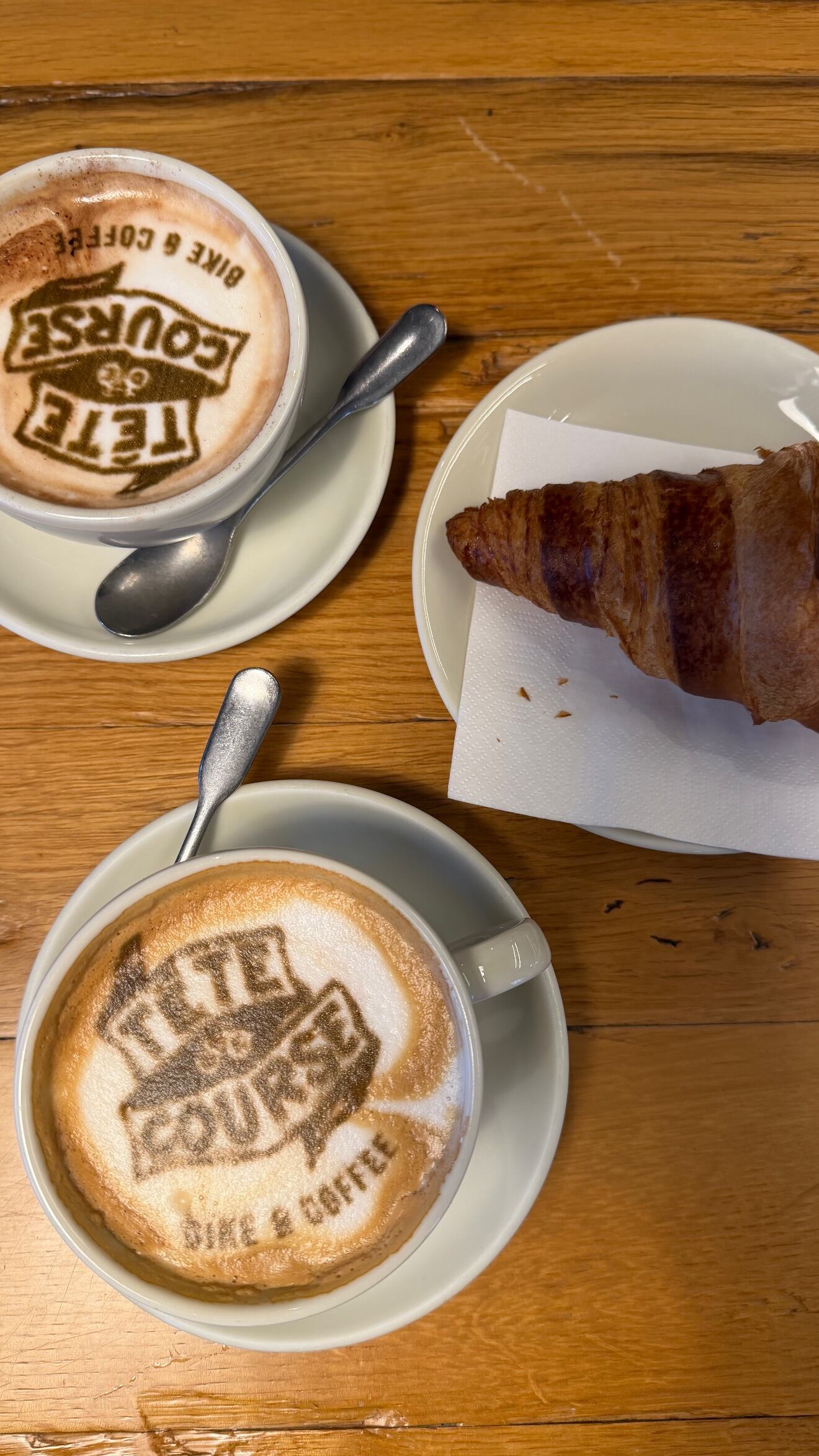 La pausa de Daniela Christiansson en Suiza: un café compartido en un bar para ciclistas