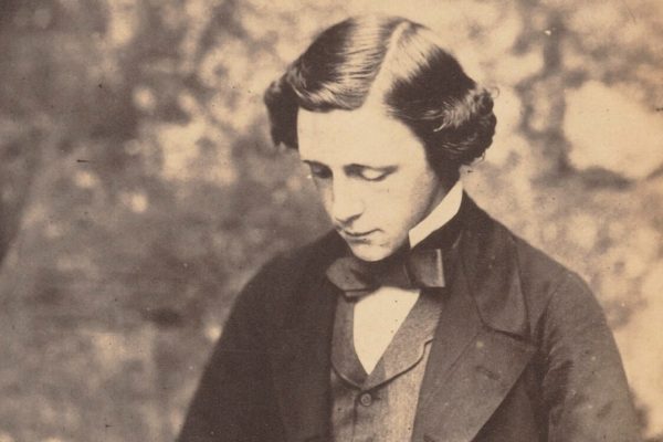 Tras un siglo, una copia perdida de “Alicia en el país de las maravillas” regresa su hogar original