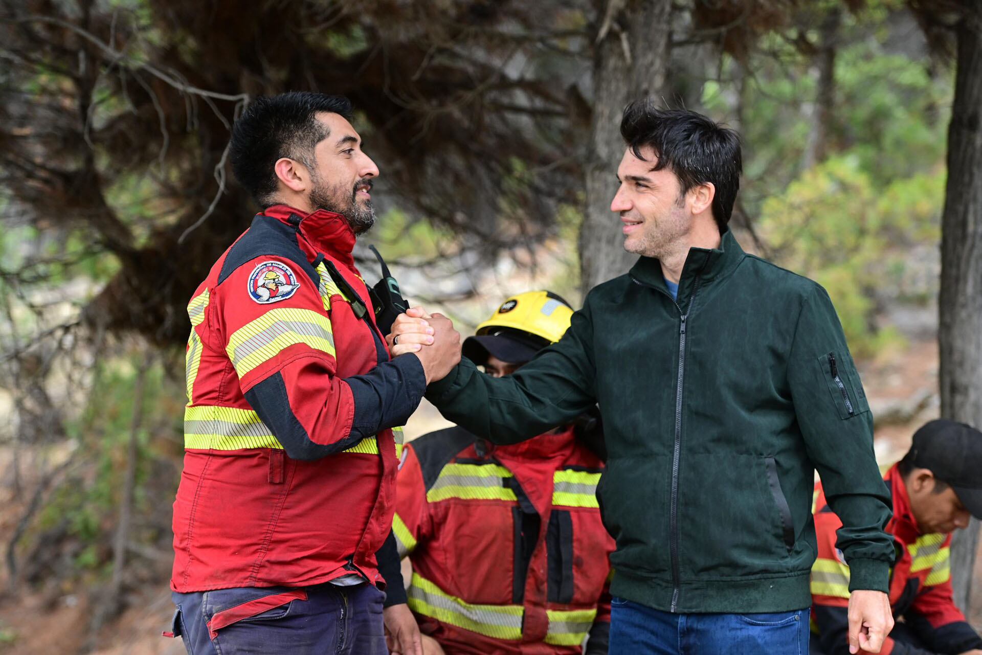 El gobernador Torres estuvo con los brigadistas que combatieron el fuego