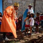 Tres sacerdotes en busca de señales, magos que no hacen magia y la leyenda de una fiesta que une a pueblos y generaciones