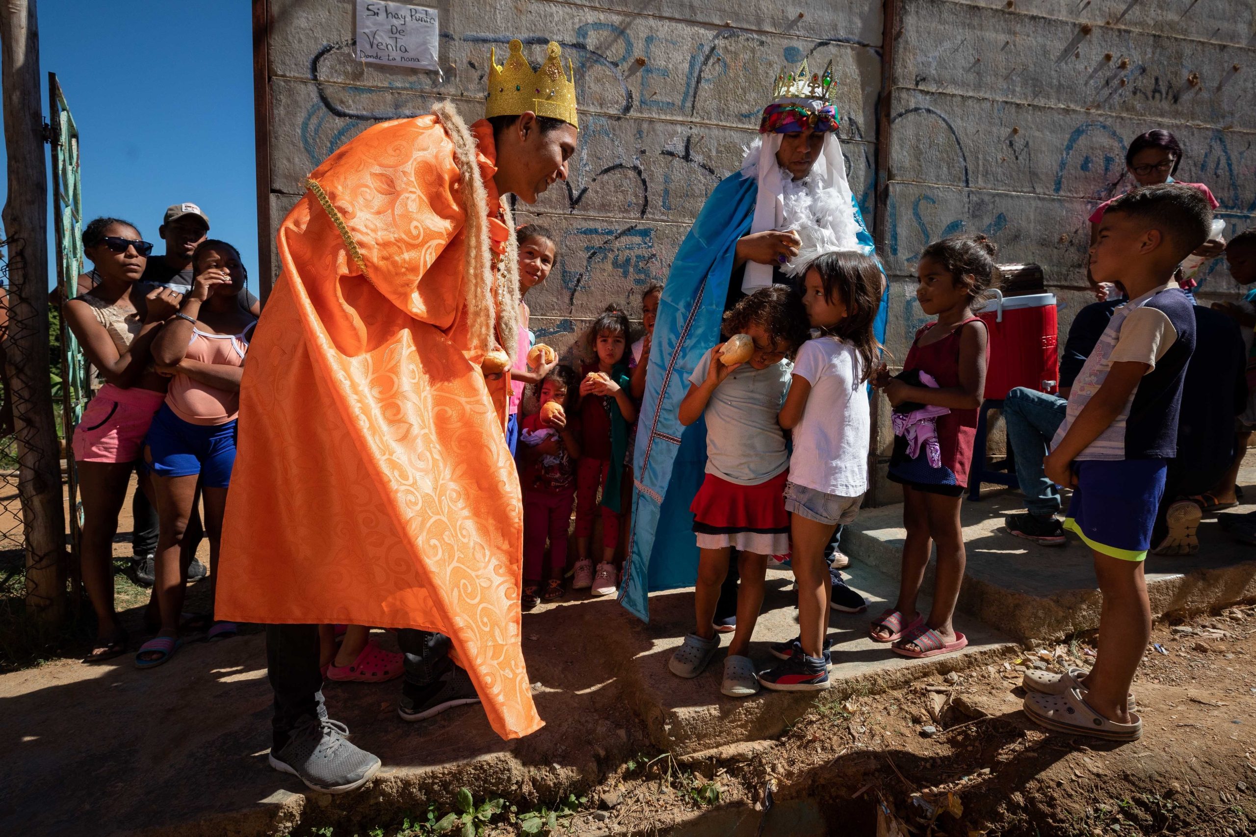 Tres sacerdotes en busca de señales, magos que no hacen magia y la leyenda de una fiesta que une a pueblos y generaciones
