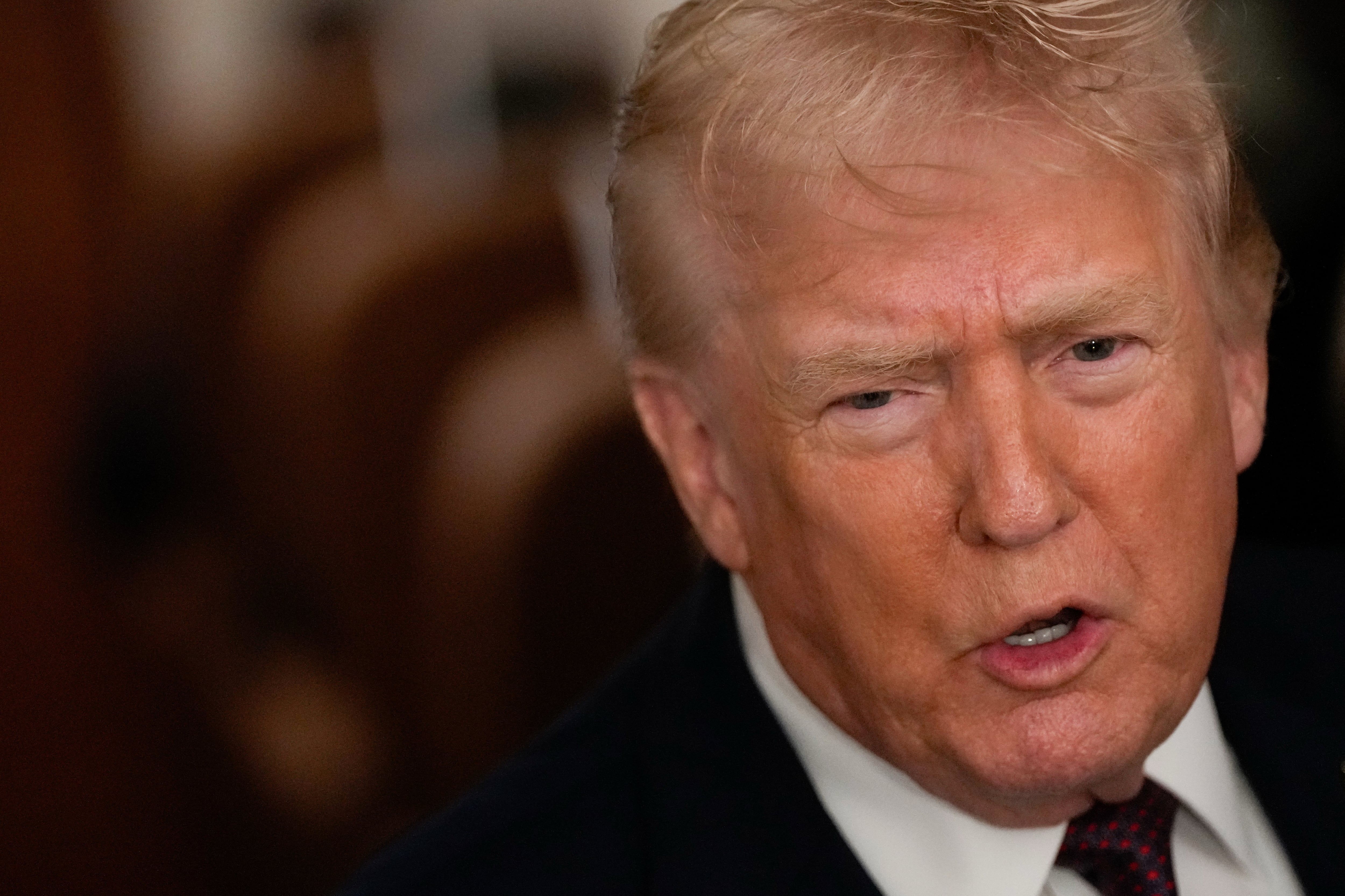 El presidente de EEUU, Donald Trump, habla con periodistas mientras viaja en el avión oficial Air Force One hacia Maryland el 11 de enero de 2026. Trump instó el martes a manifestantes iraníes a 