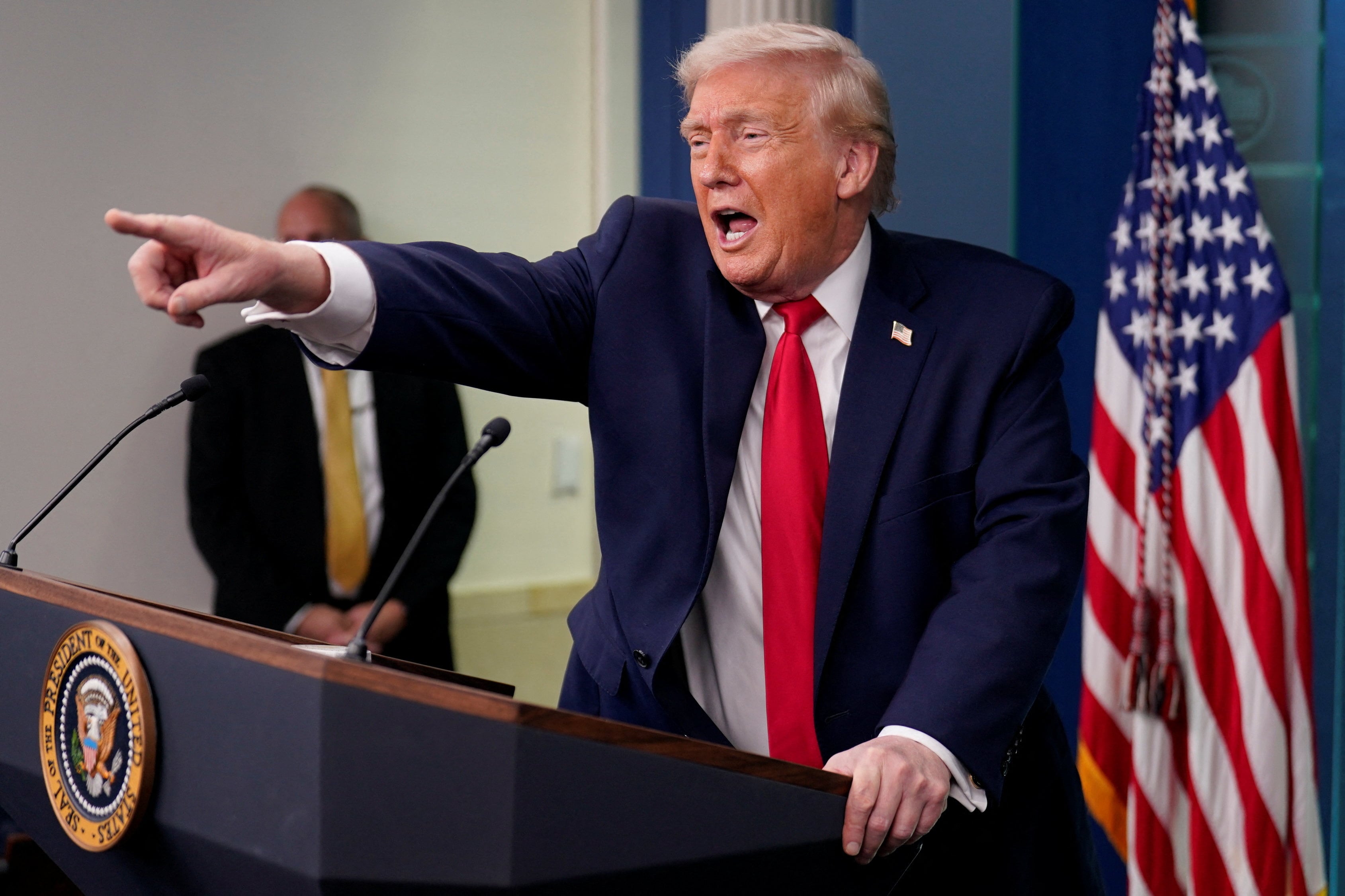 El presidente de Estados Unidos, Donald Trump, señala durante una conferencia de prensa en la Casa Blanca, al cumplirse un año de su segundo mandato, en Washington, D.C., Estados Unidos, el 20 de enero de 2026 (REUTERS/Nathan Howard)