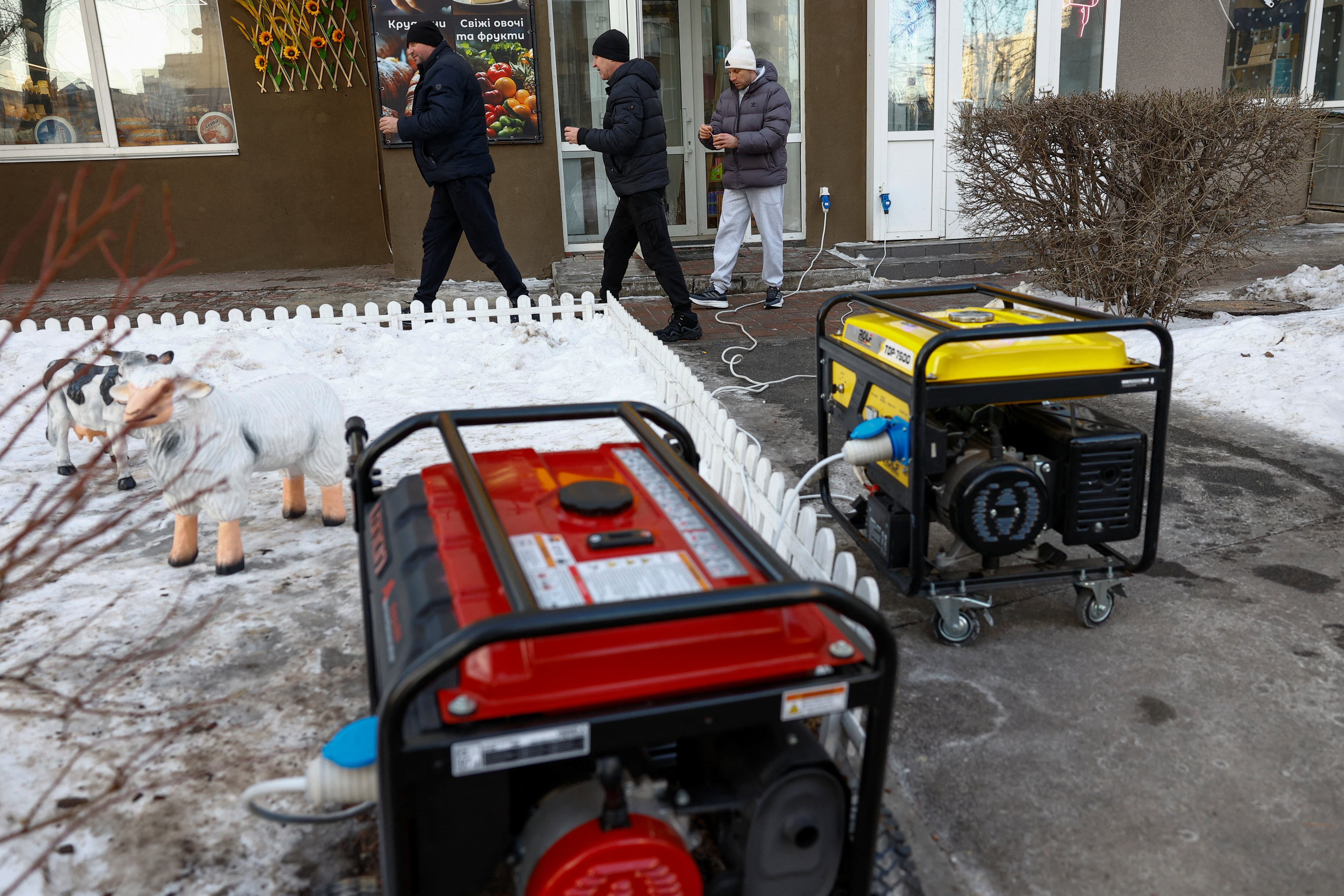 Comercios y propiedades recurren a un costo altísimo a generadores eléctricos en Kyiv. (REUTERS/Valentyn Ogirenko)